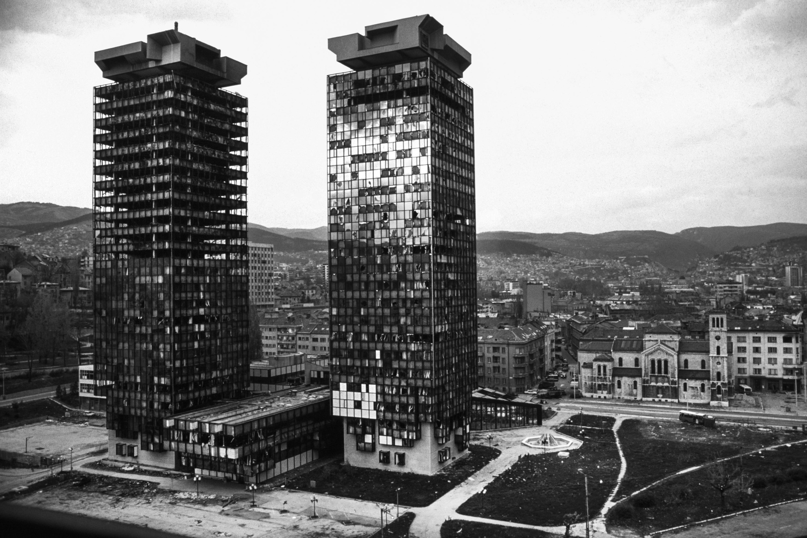 Sarajevo 1993 - Le Torri gemelle UNIS danneggiate dai bombardamenti dall'esercito serbo che sparava dalla collina