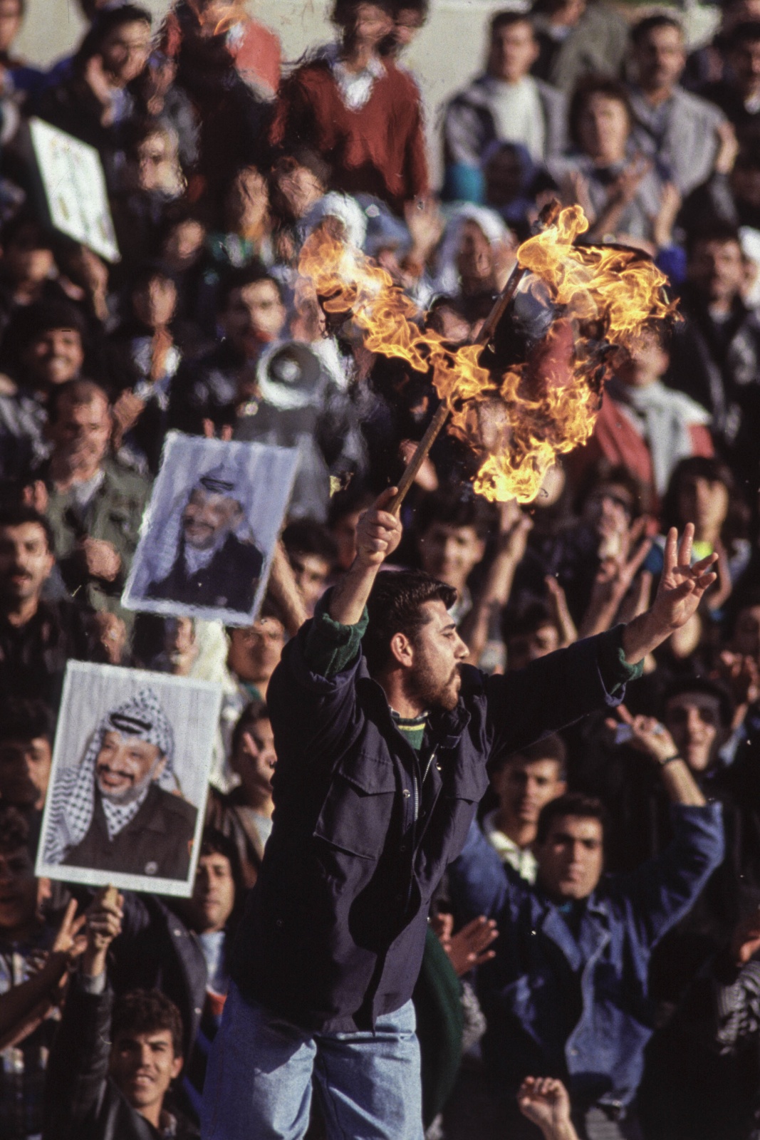 Giordania, manifestazione dei Fratelli Musulmani di Amman in favore di Saddam Hussein. Il bambino con l'indice alzato e il Corano nell'altra mano