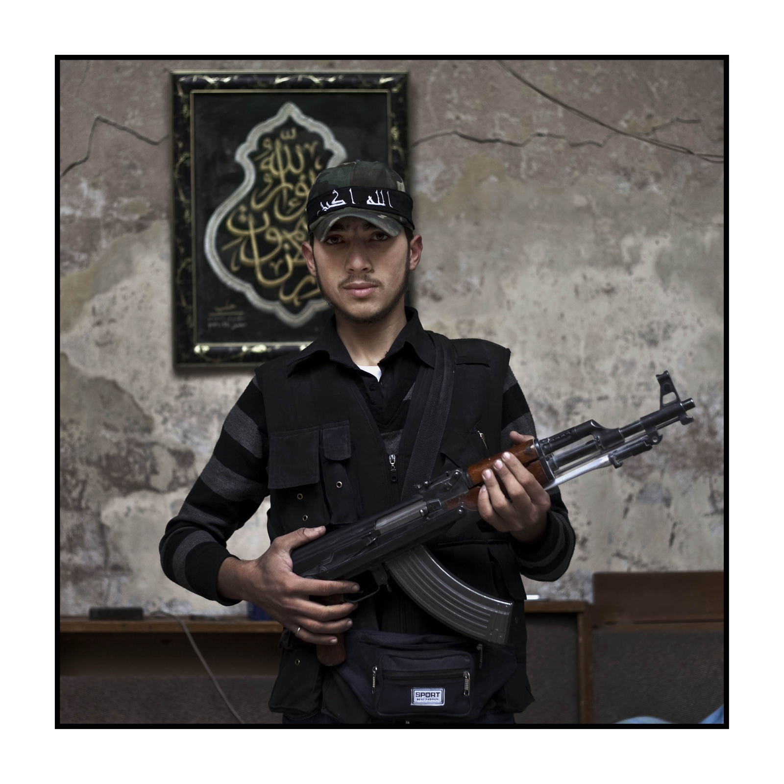 Syria, Aleppo - Prima linea del fronte nel quartiere del souk  - Hamed 23 anni combattente de Free Syrian Army