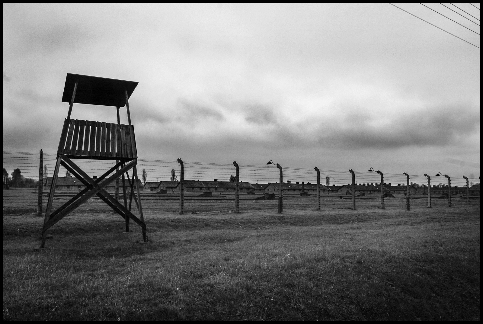 Auschwitz II (Birkenau) Vernichtungslager (campo di sterminio). Era l'immenso lager nel quale persero la vita oltre un milione e centomila persone, in stragrande maggioranza ebrei, russi, polacchi, prigionieri di guerra, omosessuali, oppositori politici, testimoni di Geova e zingari. Dopo l'arrivo dei prigionieri, questi venivano selezionati e quelli inabili al lavoro venivano condotti  alle camere a gas con lo scopo di essere uccisi. Le torrette delle sentinelle all'esterno del campo.