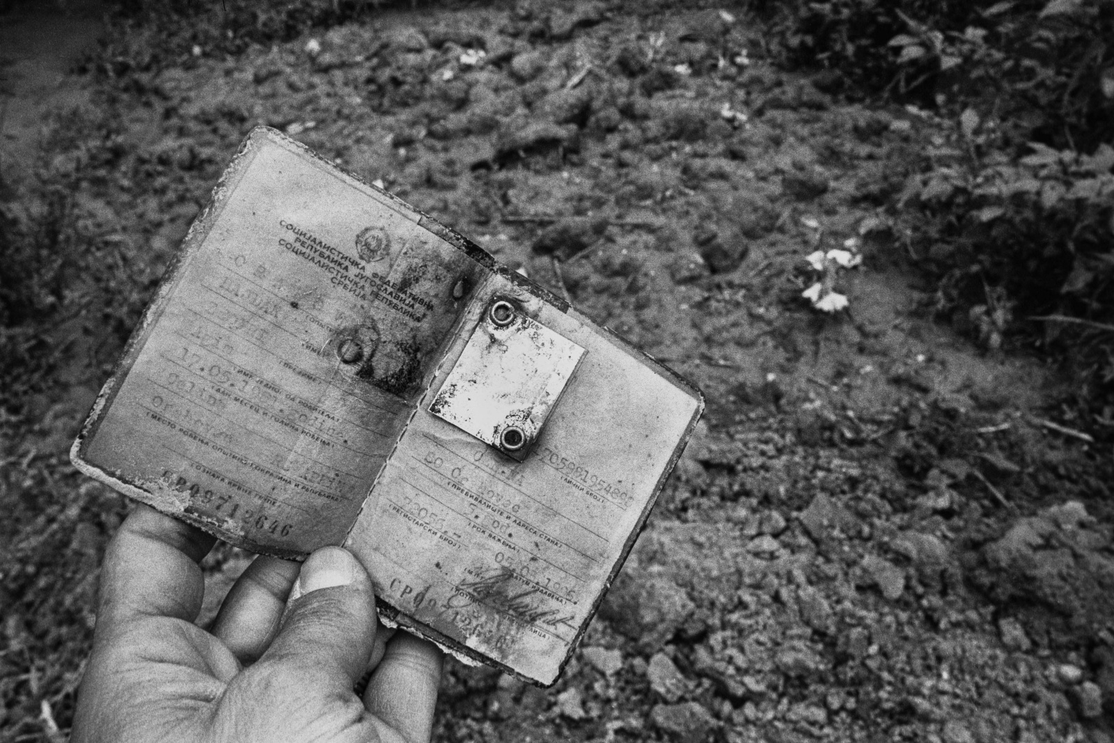 Kosovo 1999, ritrovamento dei documenti di ventitre persone trucidate e sepolte nella fossa comune di Celina. Il documento di AgimZeqir ucciso a undici anni