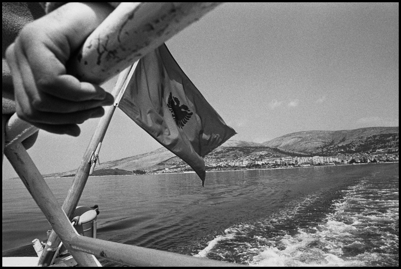 Albania 1997, durante la rivolta popolare dovuta al crollo delle imprese finanziarie piramidali, il paese si è trovato allo sbando e nelle mani delle bande di criminali. 
Profughi in fuga da Saranda verso Korfù in Grecia.