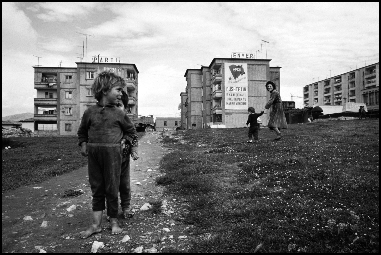 Albania 1989, il paese delle aquile, chiusa al mondo occidentale per quarantacinque anni fino alla caduta ufficiale del regime comunista nel febbraio del 1991. Edilizia popolare 
alla periferia di Tirana con cartelloni inneggianti al Partito Comunista albanese