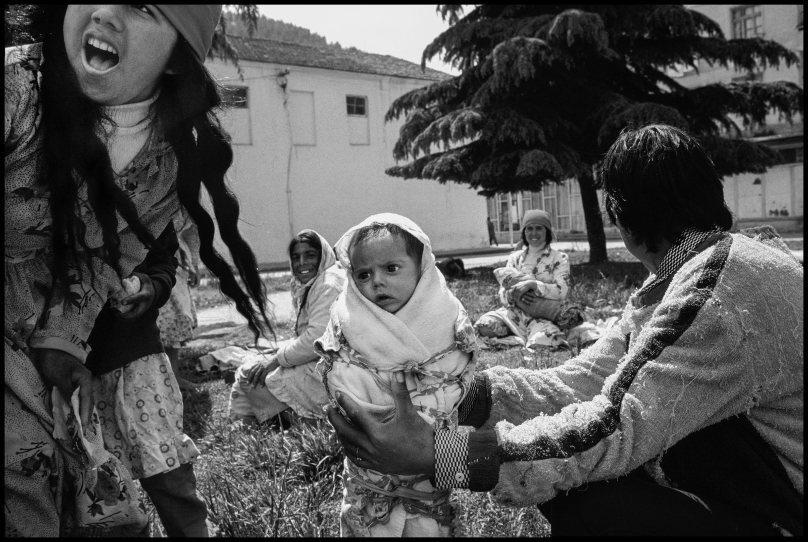 Albania 1989, il paese delle aquile, chiusa al mondo occidentale per quarantacinque anni fino alla caduta ufficiale del regime comunista nel febbraio del 1991. 
Una giovane ragazza gitana con suo figlio di pochi giorni
