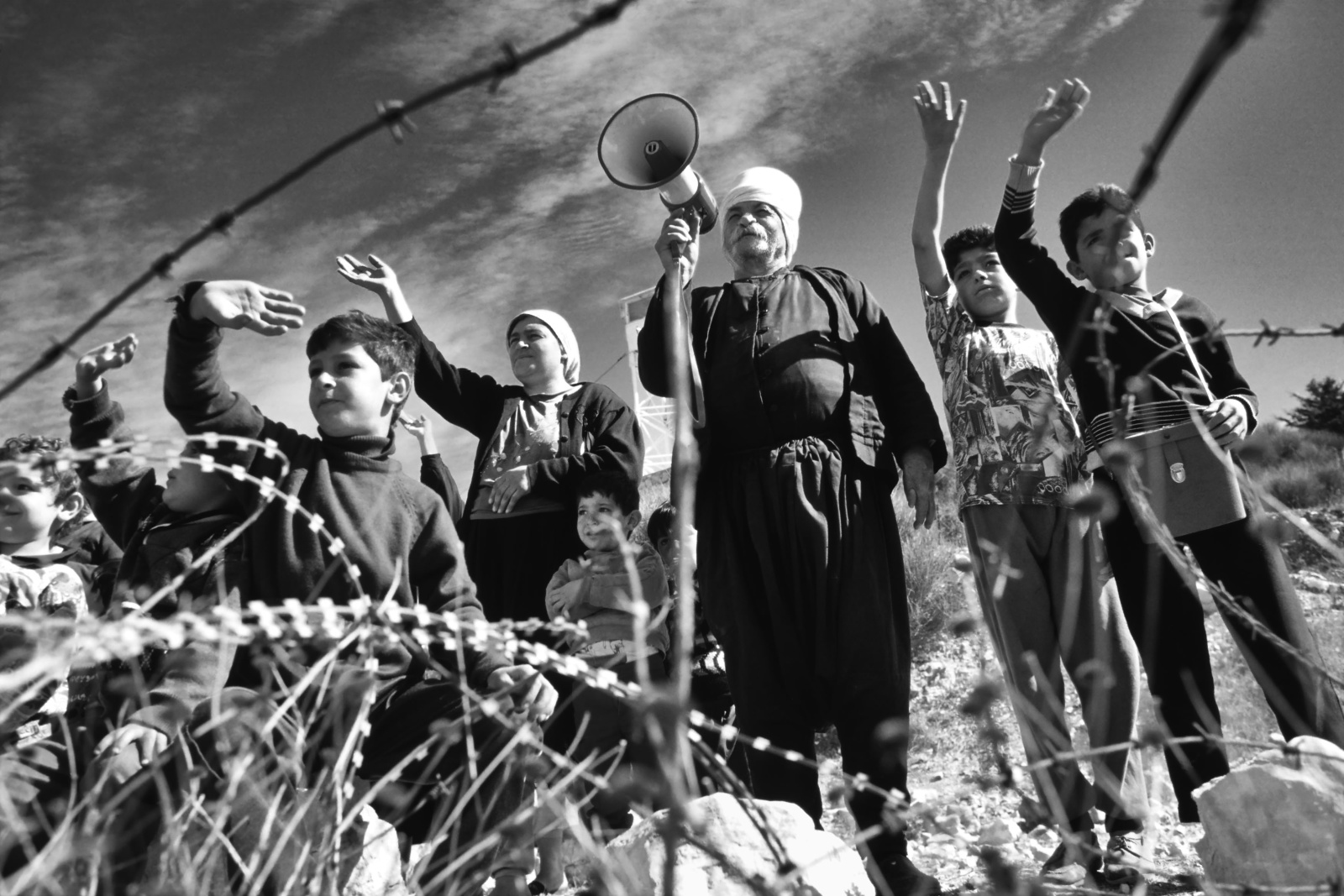 Siria, Alture del Golan, “Shouting valley” la valle delle urla. Una famiglia Drusa comunica con i propri parenti rimasti ne villaggio dall'altra parte 
della valle in territorio israeliano dopo la guerra dei sei giorni del 1967