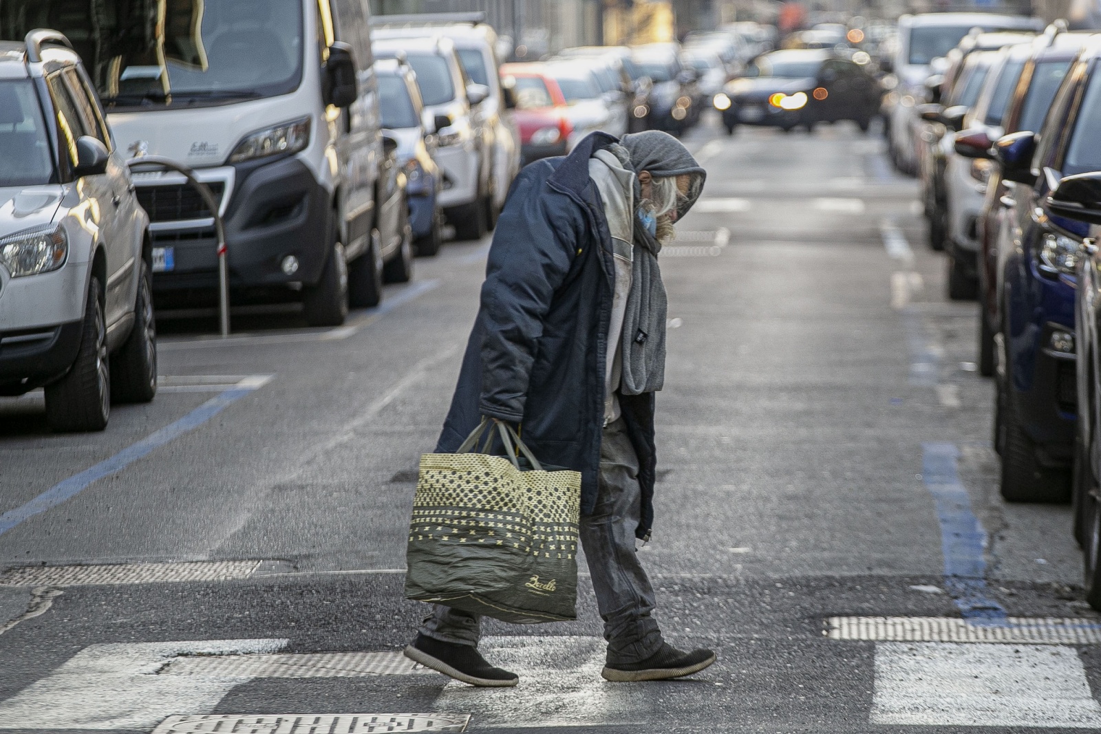 Un anziano senzatetto in giro per le strade di Torino