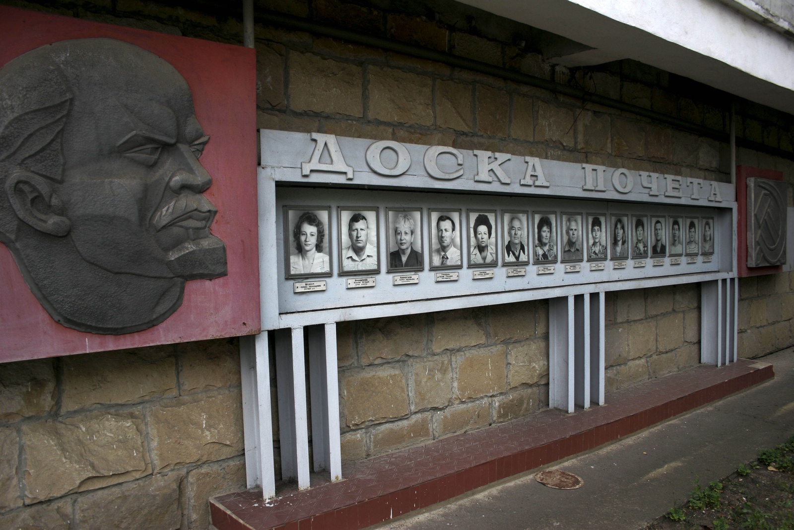 Transnistria, l’ultimo paese sovietico. Simboli del partito Comunista con le immagini dei suoi eroi nella strada principale di Tiraspol