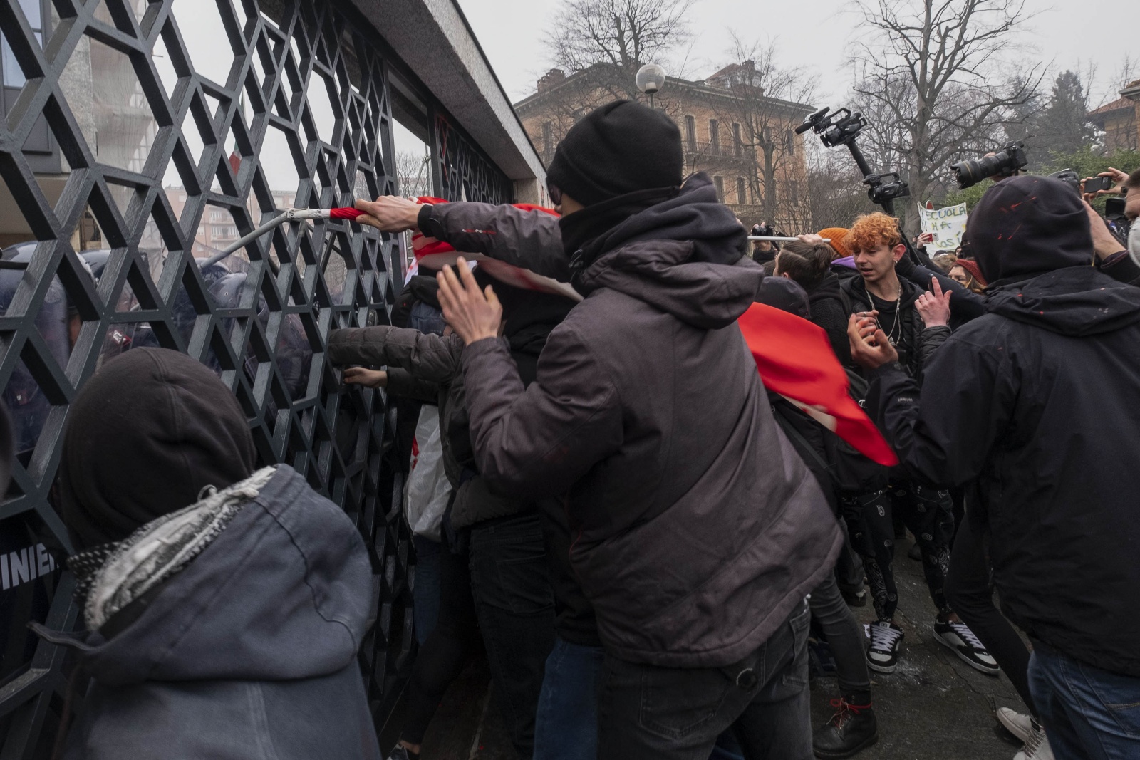 18-02-2022 Gli studenti manifestano a Torino contro  l'alternanza scuola-lavoro. Disordini davanti alla sede dell’Unione Industriale tra manifestanti e Forse dell’Ordine