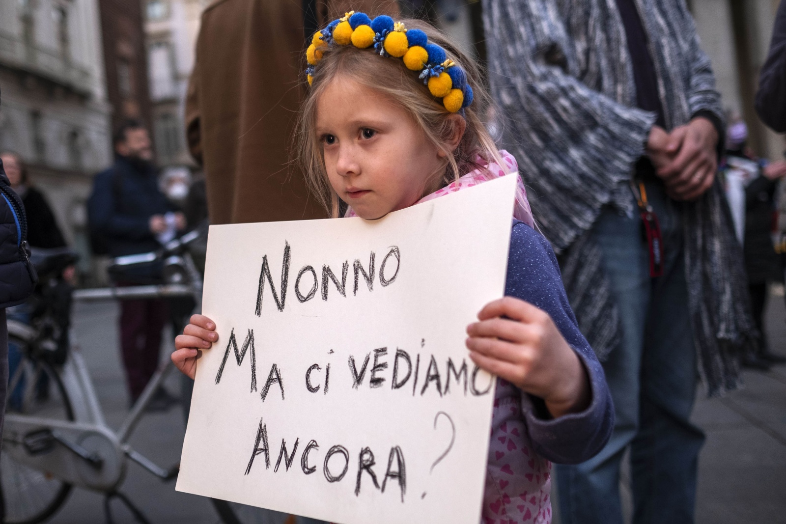 La comunità ucraina manifesta nelle piazze italiane contro la guerra in Ucraina: "sì alla pace no alla guerra"