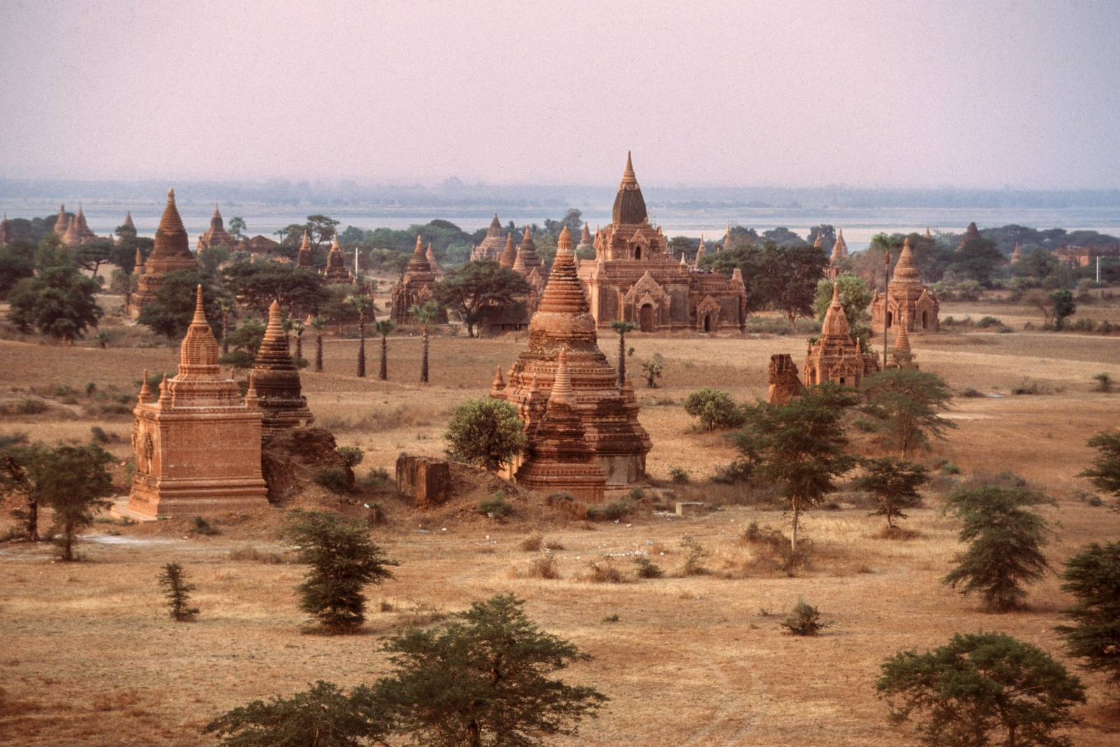 Birmania, la valle di Bagan con le decine di templi a pagoda  patrimonio dell’Umanità dall’UNESCO 