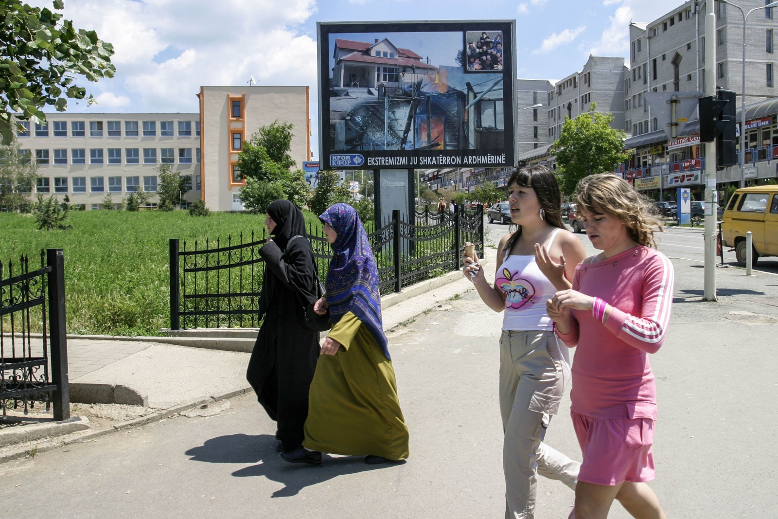 Kosovo, studentesse con chador e studentesse vestite in modo occidentale davanti all'Università di Pristina