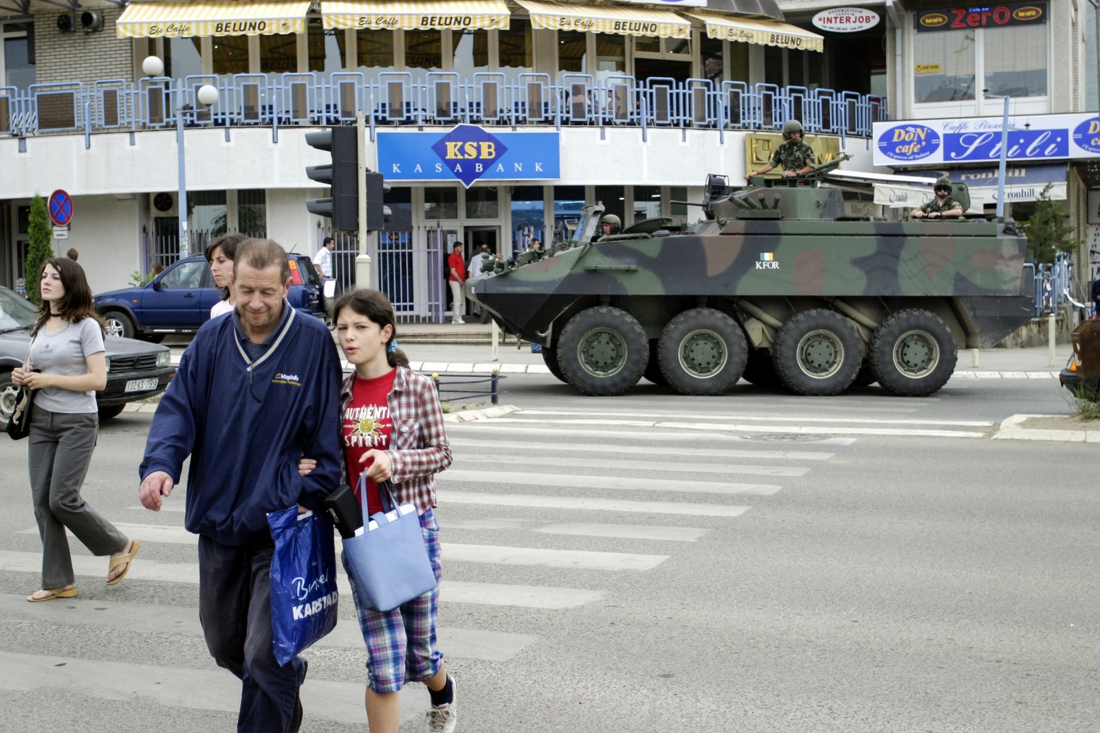 Kosovo, contingente delle Nazioni Unite operazione KFOR nelle strade di Pristina 