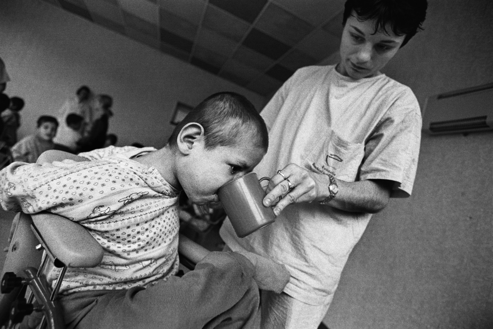 Romania, ospedale Victor  Babes di Bucarest – Reparto pediatrico con bambini down malati di Aids.
