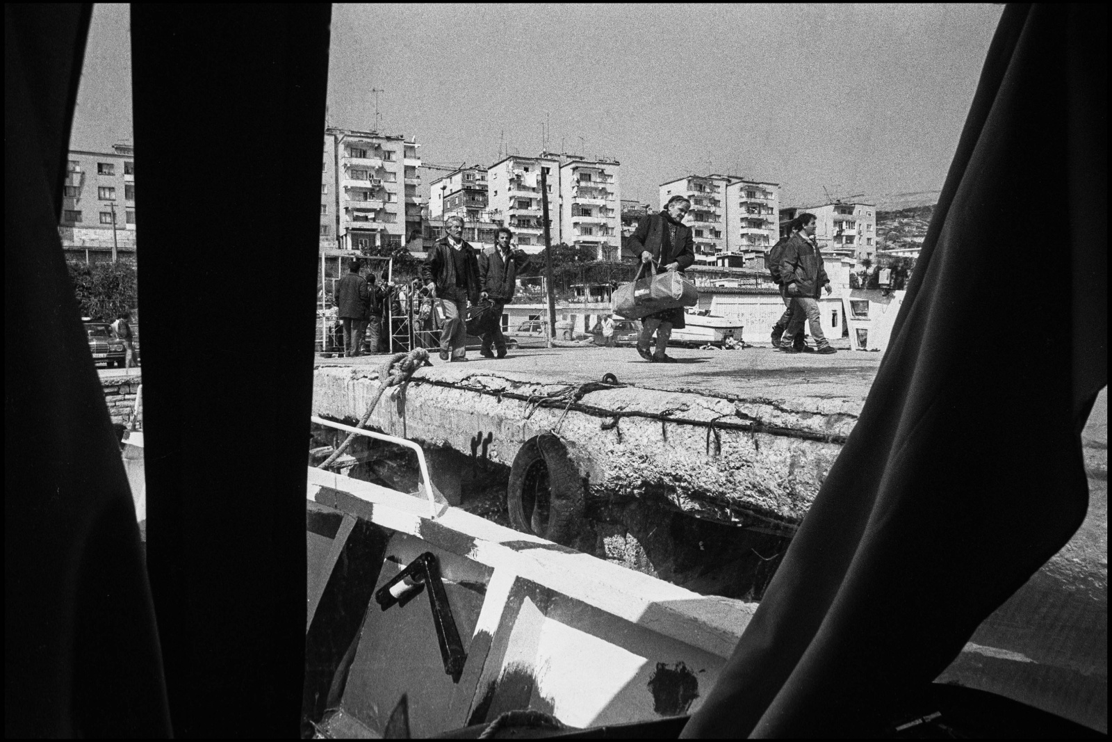 Albania 1997, in fuga con i profughi albanesi sui barconi degli scafisti da Saranda a Corfù durante la rivolta nella città in mano ai gruppi armati di bande criminali.
