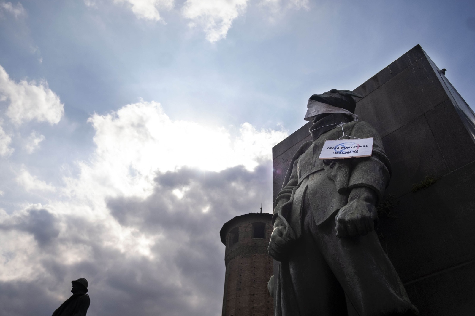 Le statue di piazza Castello a Torino bendate come azione dimostrativa del movimento  Extinction Rebellion  in occasione della giornata mondiale della Terra 