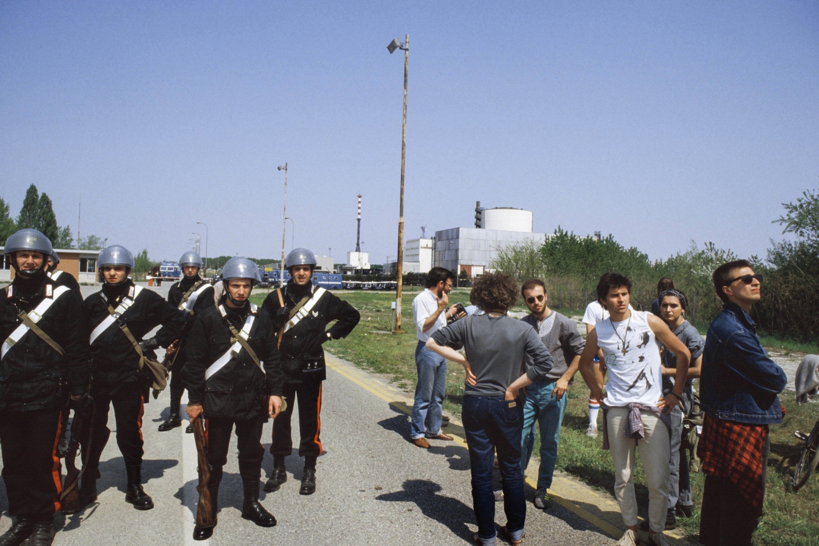 26 aprile del 1987 ad un anno di distanza dal disastro Chernobyl  una catena umana a Caorso per protestare contro le centrali nucleari in  Italia