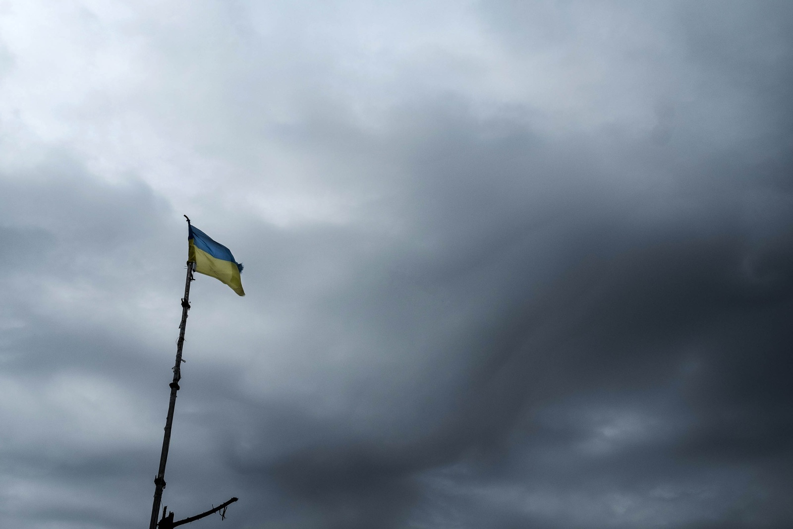 Ucraina - La bandiera Ucraina sventola in prima linea sul fronte di Zenit nel Donbass