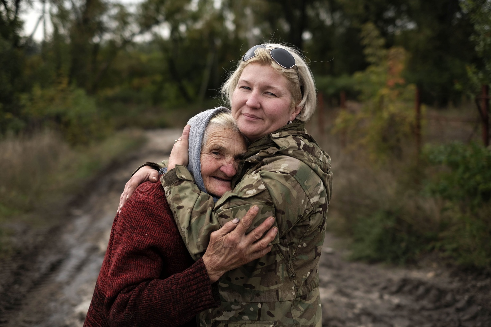 Ucraina - Donbass, Natali, volontaria abbraccia Baba Raya che vive con il marito nel villaggio di Opytne sotto assedio dalla guerra