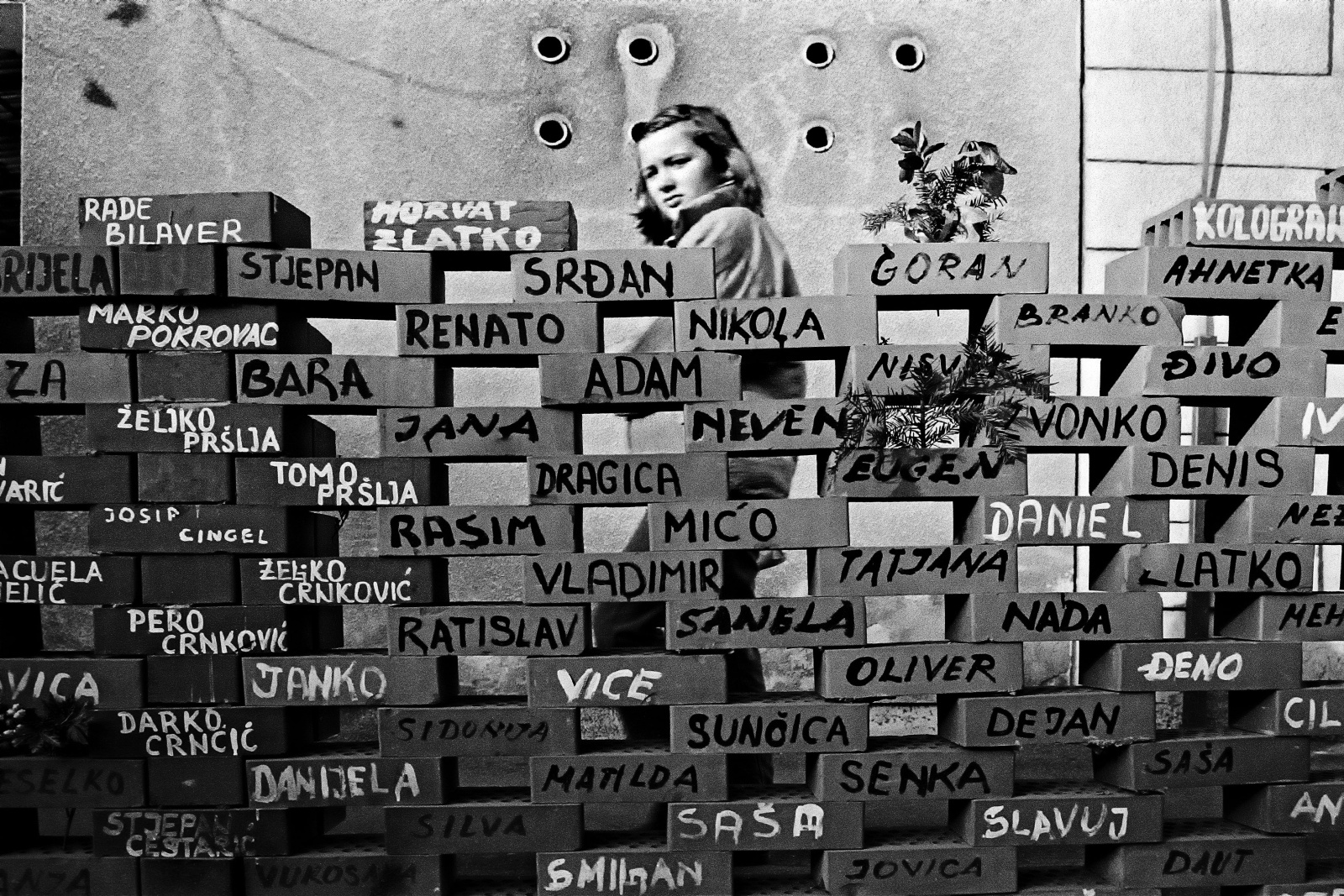 Zagabria 1991 - Un muro costruito con mattoni che riportano i nomi dei croati dispersi o caduti in guerra.