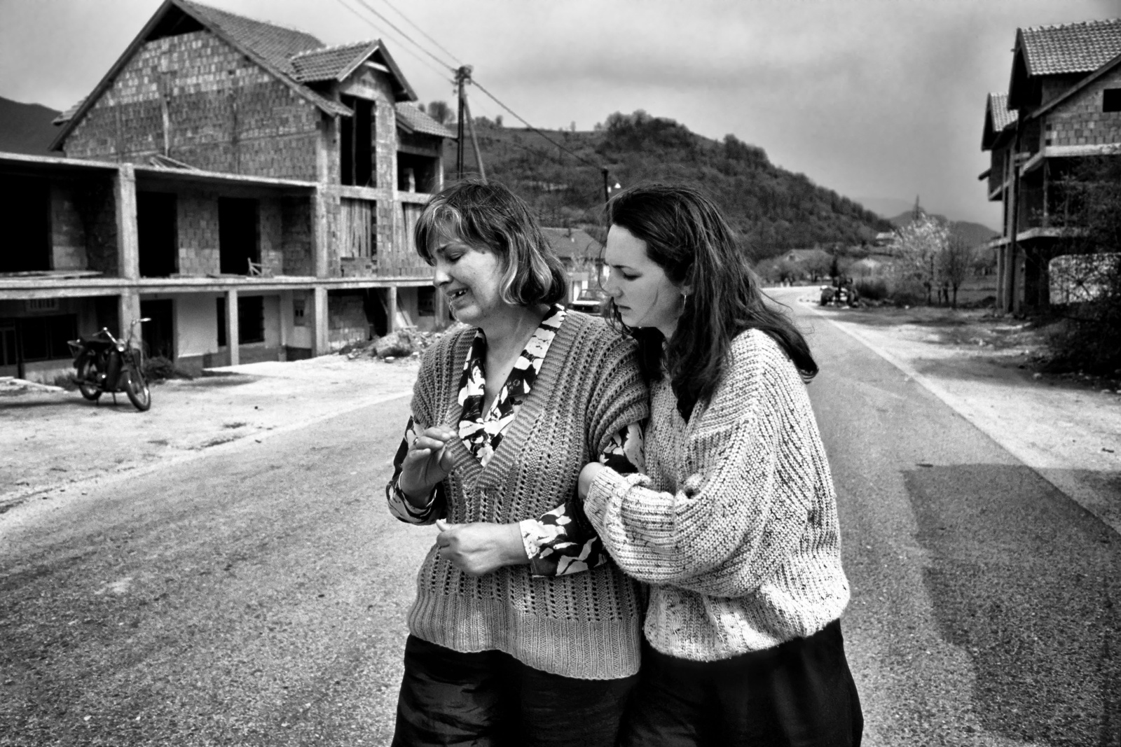Bosnia centrale 1995 - La disperazione di madre e figlia dopo il bombardamento della loro casa.