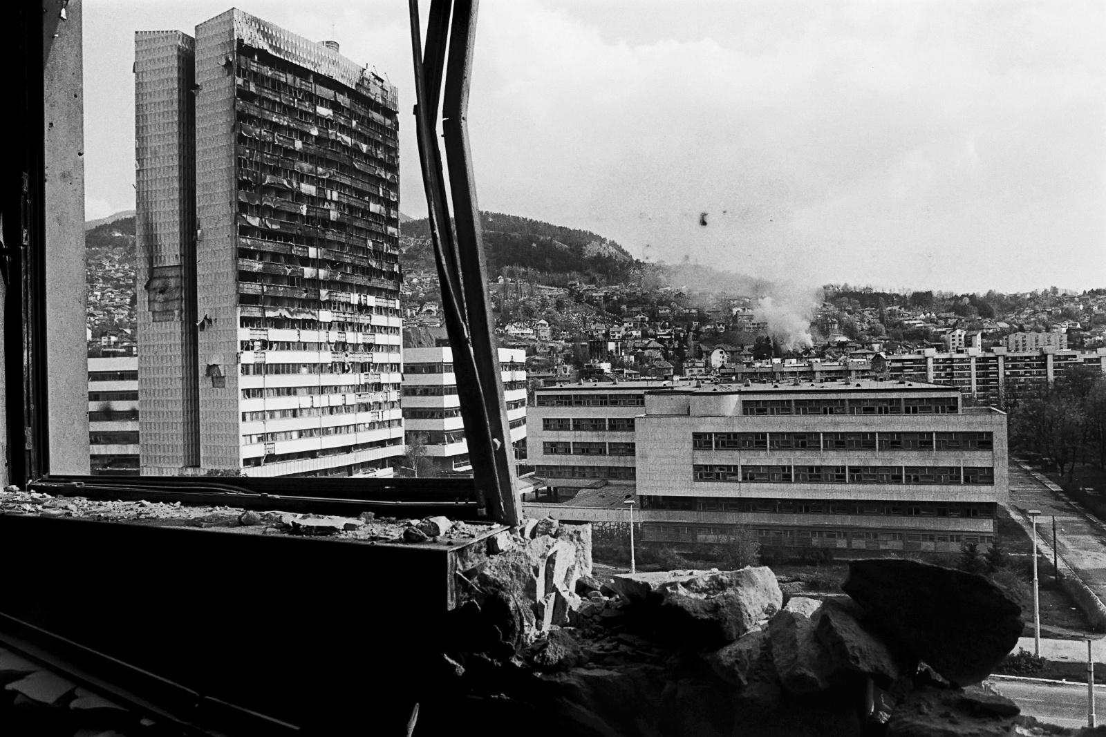 Sarajevo 1993, la sede del Parlamento della Bosnia Erzegovina bruciato dopo ripetuti bombardamenti sulla città assediata