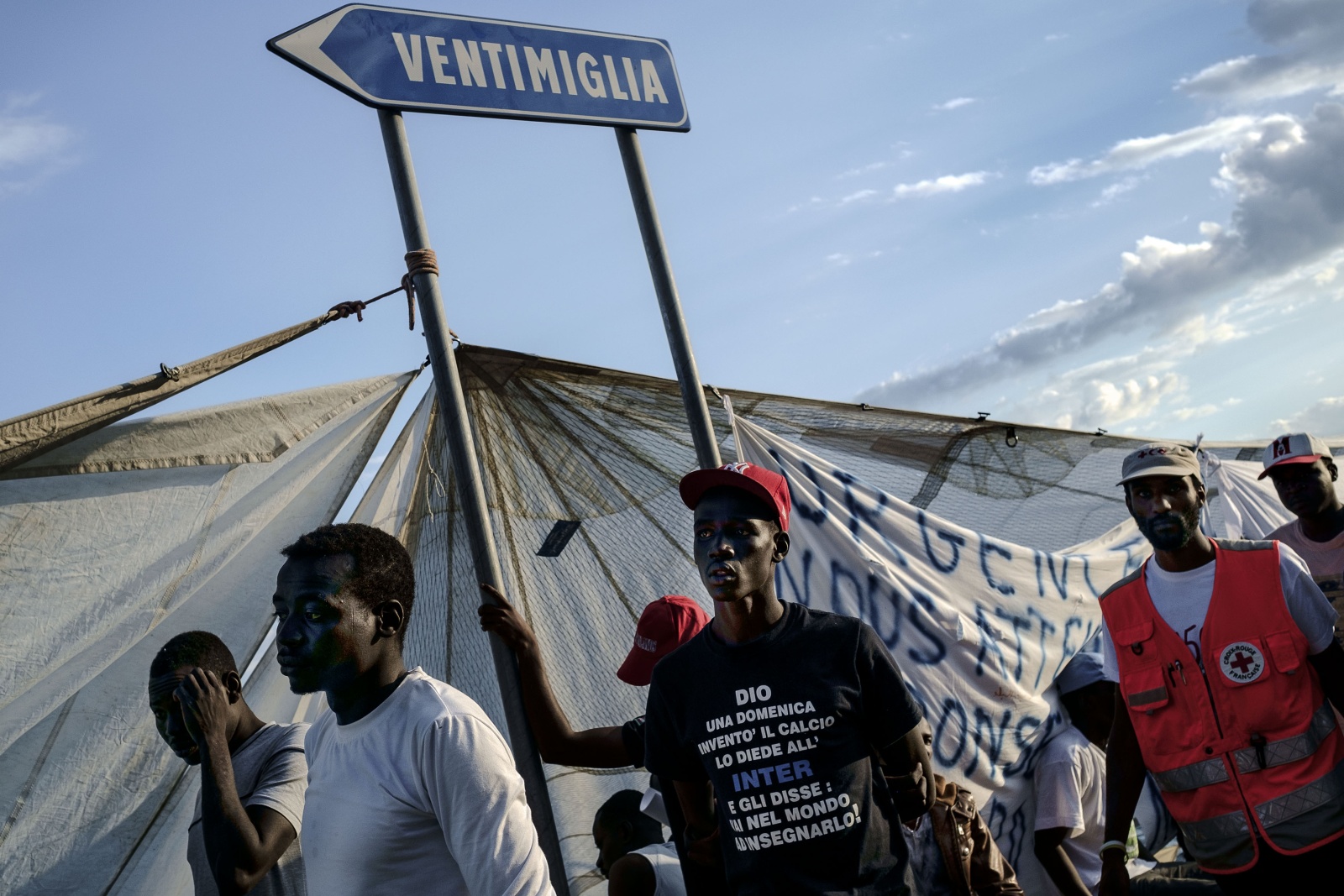 Ventimiglia, confine con la Francia  - Immigrati bloccati e respinti dalle autorità francesi sugli scogli dei Balzi Rossi 