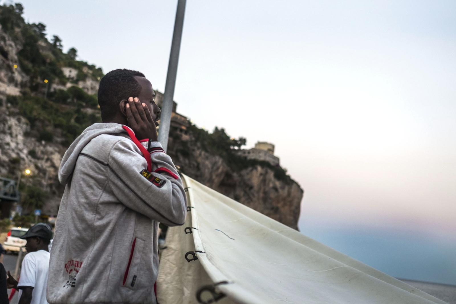 Ventimiglia, confine con la Francia  - Immigrati bloccati e respinti dalle autorità francesi sugli scogli dei Balzi Rossi - Preghiera sulla spiaggia 