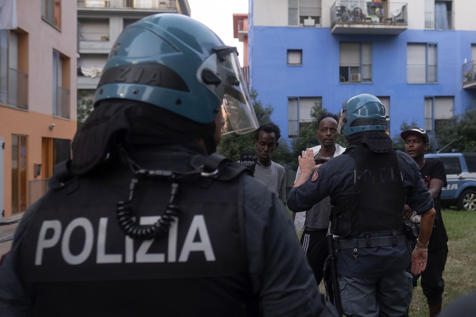 Sgombero di una delle quattro palazzine occupata dai migranti nell'ex villaggio olimpico di Torino da parte delle Forze dell'ordine della Polizia