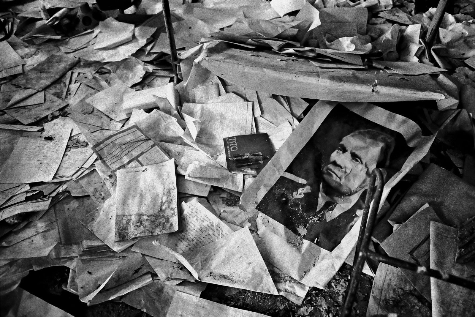 Sarajevo 1993. Una fotografia del Maresciallo Tito, padre della Jugoslavia capitolata all’inizio degli Anni 90, tra le macerie di una scuola elementare distrutta dalle bombe dei serbi. 