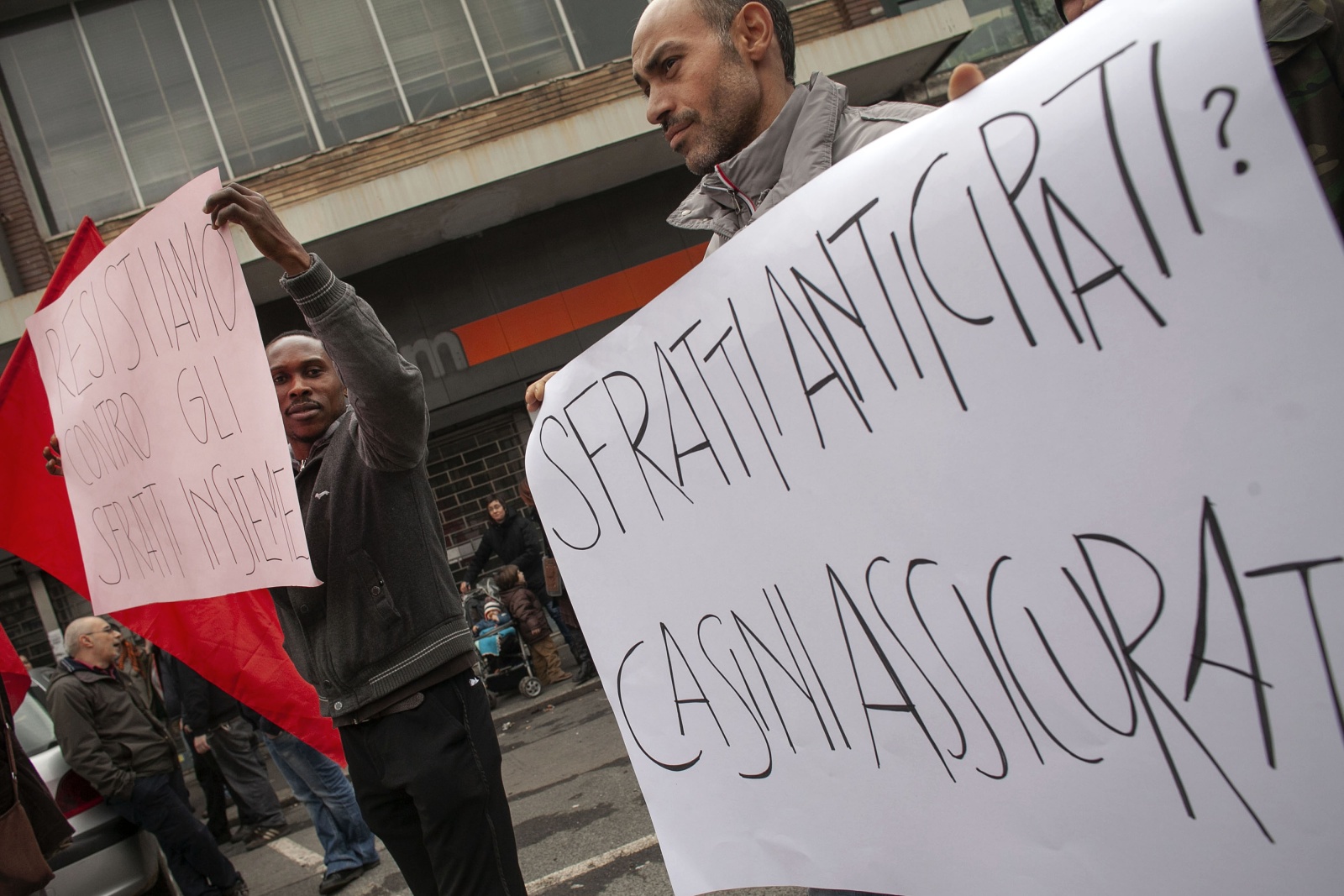 Protesta a Torino degli immigrati residenti contro gli sfratti dalle case