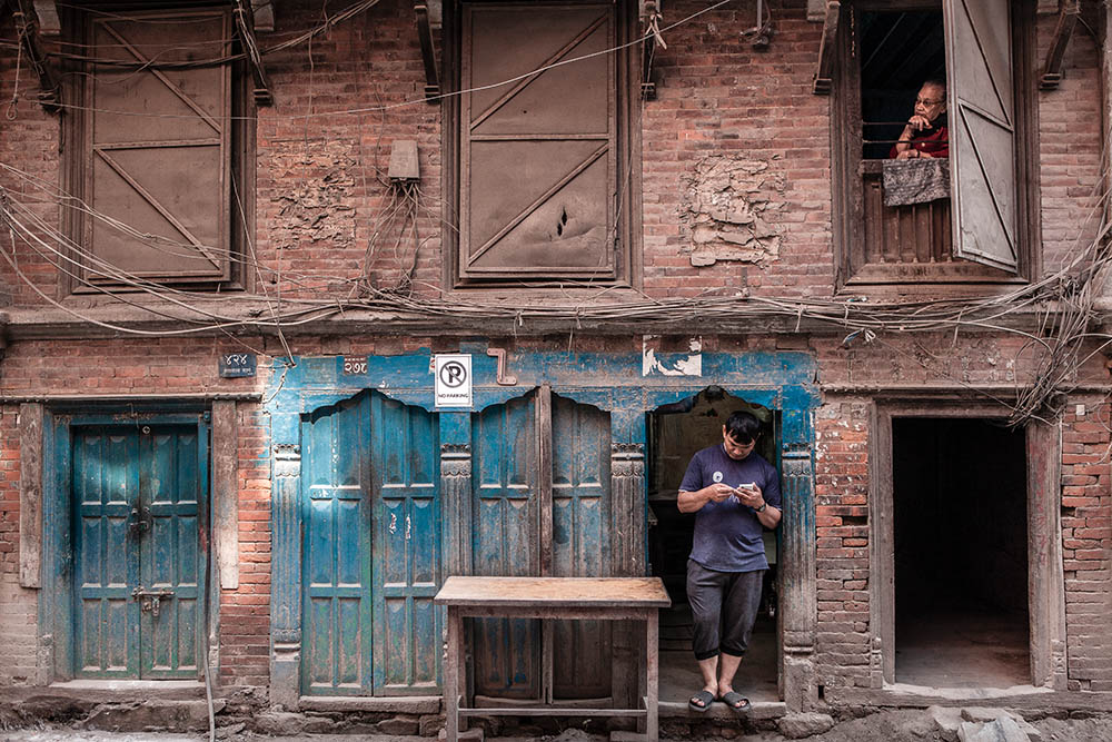 ITA
Un’abitazione per le strette vie del centro di Kathmandu.
ENG
A home among the narrow streets in the center of Kathmandu.